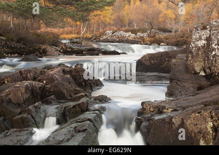 Fluss Affric fließt durch eine felsige Schlucht, Glen Affric National Nature Reserve, Scotland, UK, Oktober 2012. Stockfoto