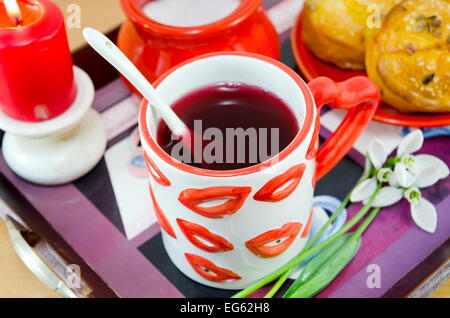 Lippe, gemusterten Tee Becher und Maisbrot auf einem Tablett, erschossen closeup Stockfoto