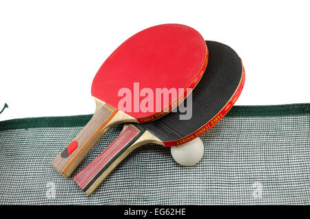 Rote und schwarze Tischtennisschläger mit einem Ping-Pong-Ball und ein Netz auf weiß Stockfoto