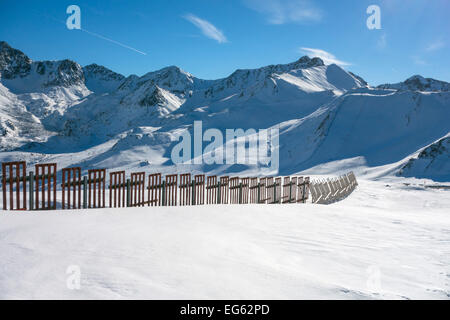 Schnee Zaun und schneebedeckte Berge, blauer Himmel, Skigebiet, Pas de la Casa, Andorra Stockfoto