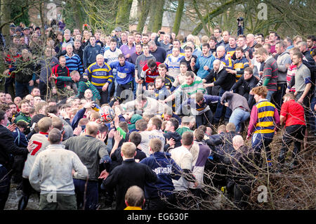 Ashbourne, Derbyshire, UK.17th Februar 2015. Die jährliche zweitägige Fasching Fußball-Spiel hat heute begonnen mit Mick Pfeffer haben die Ehre, "Drehen Sie den Ball" am 14:00. Einheimische Männer haben Teilnahme an diesem historischen Spiel seit über 900 Jahren, wenn Ihre geboren nördlich des Flusses Henmore, dann können Sie eine Up'ard und Süden du ein Down'ard bist. Der Ball bricht der Umarmung. Bildnachweis: IFIMAGE/Alamy Live-Nachrichten Stockfoto