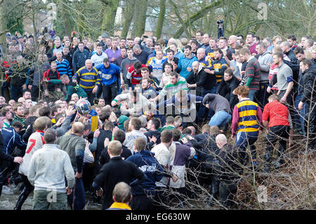 Ashbourne, Derbyshire, UK.17th Februar 2015. Die jährliche zweitägige Fasching Fußball-Spiel hat heute begonnen mit Mick Pfeffer haben die Ehre, "Drehen Sie den Ball" am 14:00. Einheimische Männer haben Teilnahme an diesem historischen Spiel seit über 900 Jahren, wenn Ihre geboren nördlich des Flusses Henmore, dann können Sie eine Up'ard und Süden du ein Down'ard bist. Ball bricht der Umarmung. Bildnachweis: IFIMAGE/Alamy Live-Nachrichten Stockfoto