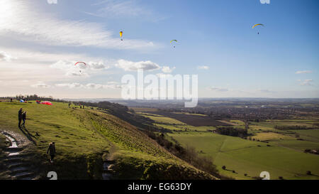 Westbury White Horse, Wiltshire, UK. 17. Februar 2015. UK-Wetter. Die strahlend blauem Himmel und milden Bedingungen sah Zahlen der Gleitschirme in den Himmel über dem weißen Pferd Wahrzeichen in Westbury nehmen. Die idealen Voraussetzungen zulässig für Semesterhälfte Wanderer genießen die Landschaft unter, die kilometerweit in die klare Winterluft gestreckt. Die berühmten weißen Pferde hat vor kurzem in eine Werbe-Anzeige für englische Rugby vorgestellt. Bildnachweis: Wayne Farrell/Alamy Live-Nachrichten Stockfoto