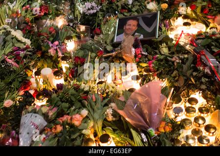 Kopenhagen, Dänemark. 17. Februar 2015. Blumen sind ein Denkmal für die Opfer der tödlichen Angriffe vor dem Kulturzentrum Krudttonden in Kopenhagen, Dänemark abgebildet. 17. Februar 2015 Credit: Christian Bruna/ZUMA Wire/ZUMAPRESS.com/Alamy Live-Nachrichten Stockfoto