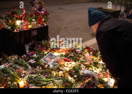 Kopenhagen, Dänemark. 17. Februar 2015. Blumen sind ein Denkmal für die Opfer der tödlichen Angriffe vor dem Kulturzentrum Krudttonden in Kopenhagen, Dänemark abgebildet. 17. Februar 2015 Credit: Christian Bruna/ZUMA Wire/ZUMAPRESS.com/Alamy Live-Nachrichten Stockfoto