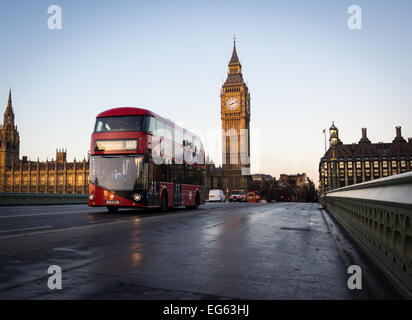 neue Route master Bus über Westminster bridge Stockfoto