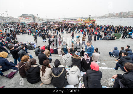 Eminonu Waterfront Galata Bridge Istanbul / ISTANBUL, Türkei – am südwestlichen Fuß der Galata Bridge, dem historischen Punkt, an dem das Goldene Horn auf den Bosporus trifft, ist das Eminonu Waterfront mit Aktivitäten zu tun. Eminonu ist seit der osmanischen Eroberung 1453 Istanbuls wichtigstes Hafen- und Zollviertel, dessen Name vom osmanischen Zollbeamten (gumruk emini) abgeleitet wurde, dessen Büros an diesen Kais standen. Die heutige Galata-Brücke – die fünfte auf dieser Strecke – wurde 1994 fertiggestellt und ersetzte eine Reihe früherer Überspannungen, die auf die erste dauerhafte Überquerung von 1845 datiert wurden; ihr niedriges Niveau Stockfoto