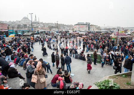 ISTANBUL, Türkei / Türkiye - das geschäftige Hafenviertel von Eminonu in Istanbul, am Fuße der Galata-Brücke. Stockfoto