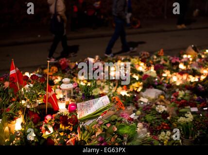 Kopenhagen, Dänemark. 17. Februar 2015. Blumen sind ein Denkmal für die Opfer der tödlichen Angriffe vor dem Kulturzentrum Krudttonden in Kopenhagen, Dänemark abgebildet. 17. Februar 2015 Credit: Christian Bruna/ZUMA Wire/ZUMAPRESS.com/Alamy Live-Nachrichten Stockfoto