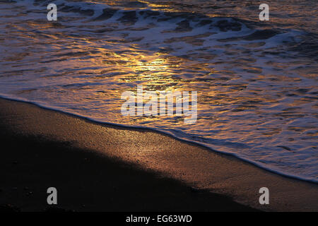 Aberystwyth, Wales, UK. 17. Februar 2015. UK-Wetter. Die sterbenden Sonnenstrahlen fallen auf die Brandung an der Küste in Aberystwyth, Wales, UK - John Gilbey 17. Februar 2015 Credit: John Gilbey/Alamy Live News Stockfoto