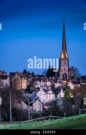 Tetbury, Gloucestershire, UK. 17. Februar 2015. Die Lichter auf der Turmspitze des "St. Mary The Virgin" Flackern auf, wie die Sonne unter den Horizont sinkt und die Temperatur in Tetbury, Gloucestershire, England sinkt. Bildnachweis: Terry Mathews/Alamy Live-Nachrichten Stockfoto