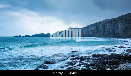 Küste bei Larrybane Co Antrim Nordirland blicken nach Carrick eine Rede Stockfoto