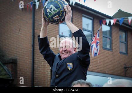 Ashbourne, Derbyshire, UK.17th Februar 2015. Die jährliche zweitägige Fasching Fußball-Spiel hat heute begonnen mit Mick Pfeffer haben die Ehre, "Drehen Sie den Ball" am 14:00. Einheimische Männer haben Teilnahme an diesem historischen Spiel seit über 900 Jahren, wenn Ihre geboren nördlich des Flusses Henmore, dann können Sie eine Up'ard und Süden du ein Down'ard bist. Bildnachweis: IFIMAGE/Alamy Live-Nachrichten Stockfoto