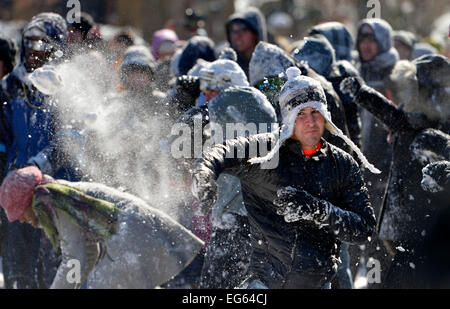 Washington, DC, USA. 17. Februar 2015. Mitmachen in einer Schneeballschlacht im Meridian Hill Park in Washington, DC, USA, 17. Februar 2015. Die US-Hauptstadt erhielt 10-15cm Schnee über Nacht. Bildnachweis: Yin Bogu/Xinhua/Alamy Live-Nachrichten Stockfoto