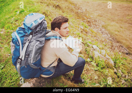 Mann mit Rucksack wandern Stockfoto