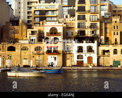 Gebäude mit Blick auf den Hafen - St. Julian's - Malta Stockfoto