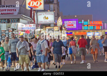 Masse der Touristen genießen Sie zu Fuß die Wildwood-Promenade in New Jersey Shore um Dämmerung Stockfoto