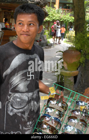 Sonnenbrille Straße Verkäufer. Insel Boracay Philippinen. Segelboote am Strand Boracay; Die Visayas; Philippinen.  Bankas auf weißen sa Stockfoto