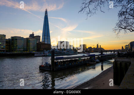 London, UK 17. Februar 2015: ein klarer Abendhimmel über der Hauptstadt wird bedeuten, dass über Nacht Temperaturen unter den Gefrierpunkt fallen könnte. Stockfoto