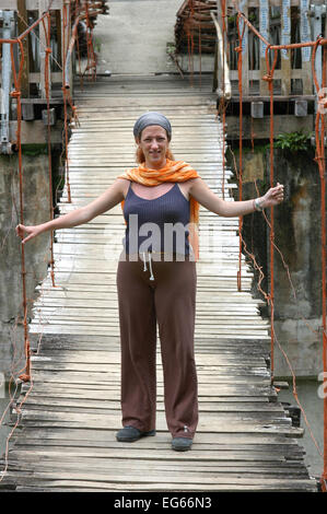 Tourist-Frau in einer Bohol-Brücke. Philippinen Bohol Tigbao hängende Brücke Loboc River Visayas Stock Foto Philippinen Bohol Tigba Stockfoto