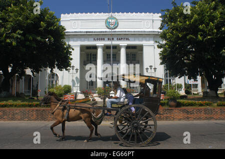 Ilocos Sur Capitol. Kalesa Reiten, Pferdekutsche. Vigan. Ilocos. Philippinen. Ein Kalesa (auch Caritela/Karitela) ist eine Pferdekutsche Stockfoto