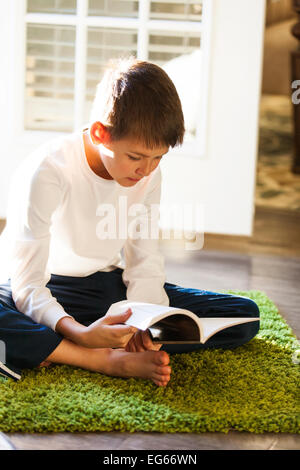 Junge liest ein Buch Stockfoto