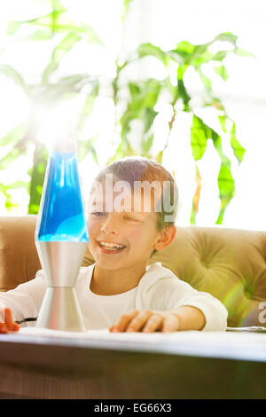 Junge mit Lava-Lampe Stockfoto