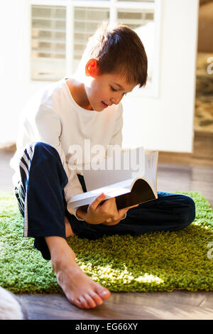 Junge liest ein Buch Stockfoto