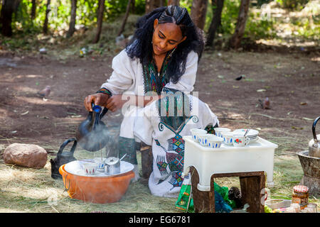 Eine Frau In Tracht gießen Kaffee Preisverleihung"Kaffee", Lalibela, Äthiopien Stockfoto