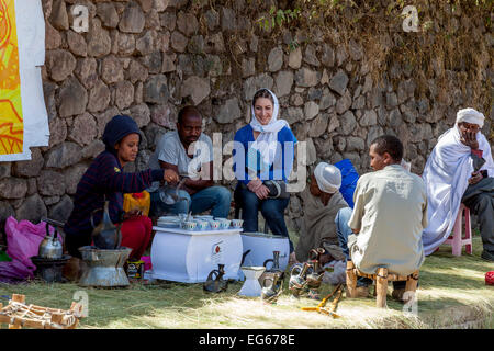 Ein Tourist wird während einer traditionellen "Kaffee-Zeremonie", Lalibela, Äthiopien Kaffee serviert. Stockfoto