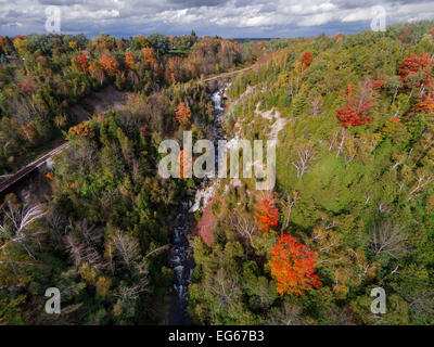 Herbstfärbung punktieren die steilen Talwänden der Port Credit River und Katarakt fällt in den Gabeln des The Credit Provincial Park Stockfoto