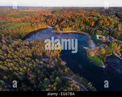 Eine Luftaufnahme der Herbstfarben über Albion Hills Conservation Area an einem heißen Nachmittag im Herbst Stockfoto