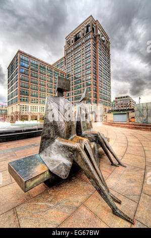 Bronze-Skulptur von zwei Menschen sitzen auf einer Bank am Canary wharf Stockfoto