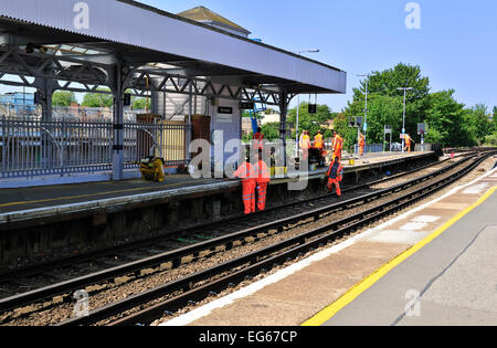 Bande der Arbeitnehmer Reparatur Bahnsteig Stockfoto