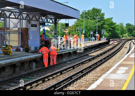 Bande der Arbeitnehmer Reparatur Bahnsteig Stockfoto