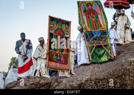 Priester Parade Bilder von biblischen Figuren während Weihnachten feiern, Beite Maryam Kirche, Lalibela, Äthiopien Stockfoto