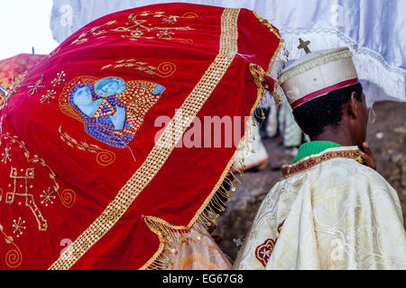 Kirche der Diakone, die Teilnahme an den Feierlichkeiten am Weihnachtstag in der Beite Maryam Kirche, Lalibela, Äthiopien Stockfoto