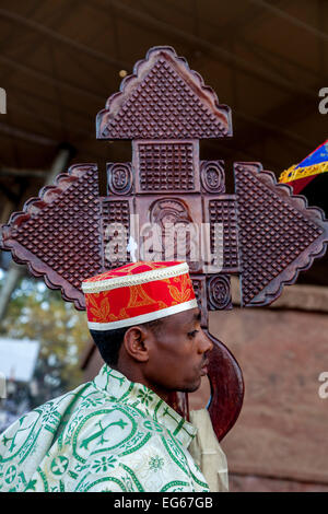 Kirche, Priester und Diakone, die Teilnahme an den Feierlichkeiten am Weihnachtstag in der Beite Maryam Kirche, Lalibela, Äthiopien Stockfoto