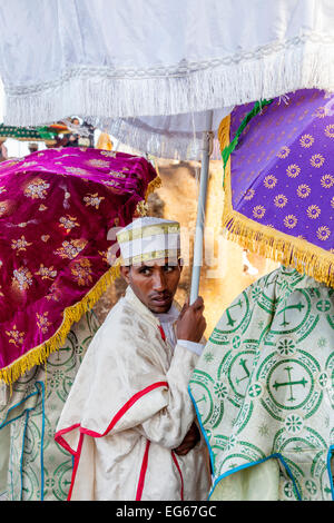 Lokalen Priester und Diakone, die Teilnahme an den Feierlichkeiten am Weihnachtstag in der Beite Maryam Kirche, Lalibela, Äthiopien Stockfoto