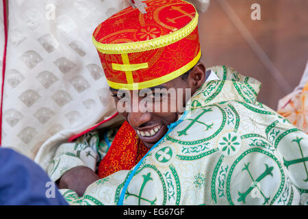 Kirche, Priester und Diakone, die Teilnahme an den Feierlichkeiten am Weihnachtstag in der Beite Maryam Kirche, Lalibela, Äthiopien Stockfoto