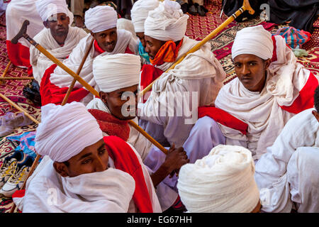 Kirche, Priester und Diakone, die Teilnahme an den Feierlichkeiten am Weihnachtstag in der Beite Maryam Kirche, Lalibela, Äthiopien Stockfoto