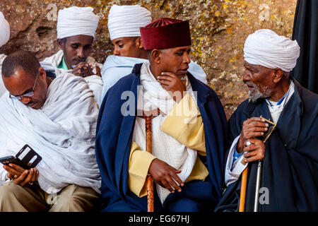 Kirche, Priester und Diakone, die Teilnahme an den Feierlichkeiten am Weihnachtstag in der Beite Maryam Kirche, Lalibela, Äthiopien Stockfoto