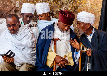 Kirche, Priester und Diakone, die Teilnahme an den Feierlichkeiten am Weihnachtstag in der Beite Maryam Kirche, Lalibela, Äthiopien Stockfoto