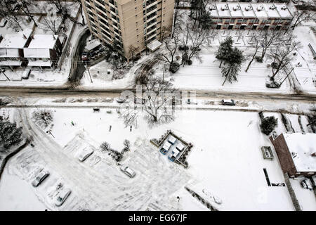 Erhöhte Ansicht der Stadtstraße und Häuser im Wohngebiet bei Schneefall Stockfoto