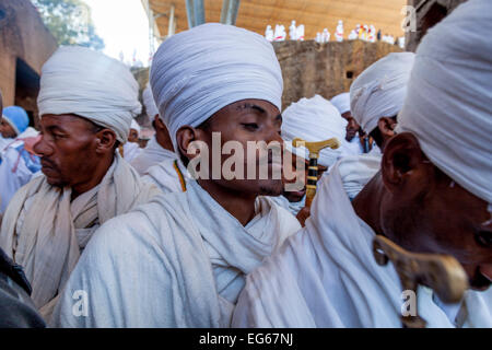 Kirche, Priester und Diakone, die Teilnahme an den Feierlichkeiten am Weihnachtstag in der Beite Maryam Kirche, Lalibela, Äthiopien Stockfoto