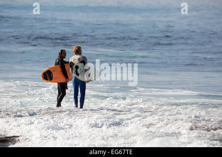 Zwei Surfer immer bereit, springen in das Wasser, La Jolla, Kalifornien Stockfoto