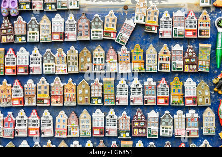 Touristische Souvenirs aus Amsterdam - Kühlschrank-Magnete in Form eines holländischen Häuser. Stockfoto