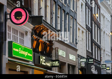 Zeichen über den Türen der Geschäfte in Amsterdam Stockfoto