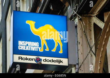 Melden Sie sich über eine Zigarette Shop in Amsterdam Werbung Camel, und sagen "Roken Dodelijk" (Rauchen ist tödlich) Stockfoto