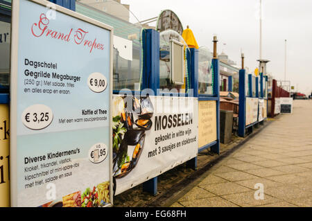 Cafés am Scheveninger Strand promenade. Stockfoto